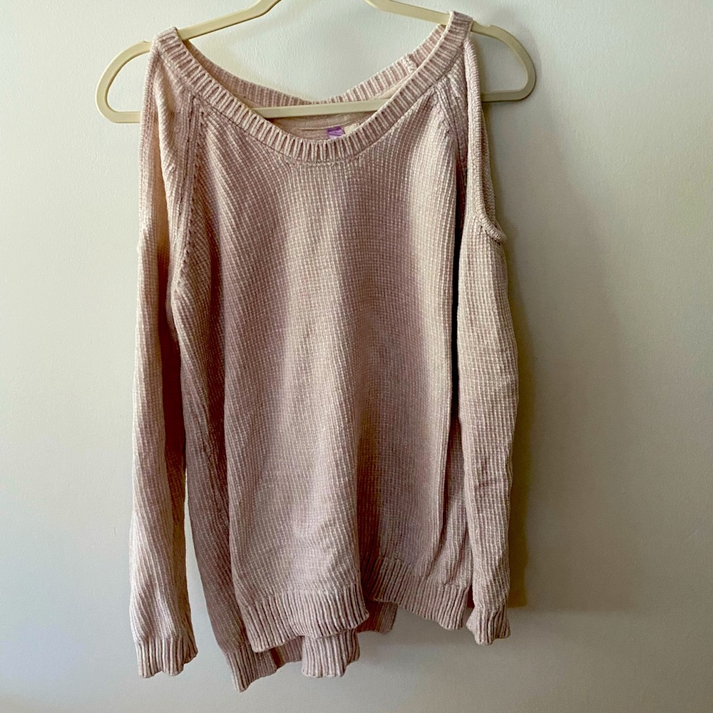 Peep shoulder sweater